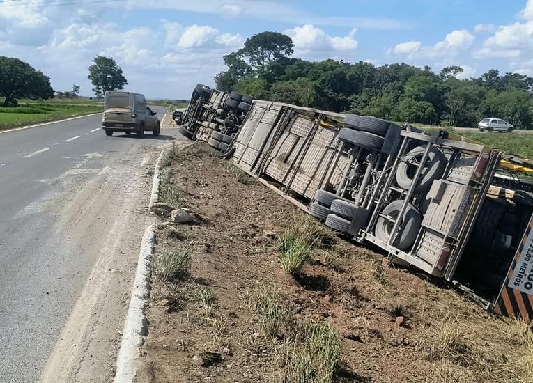 Acidente com caminhão-cegonha deixa 21 veículos danificados na BR-146