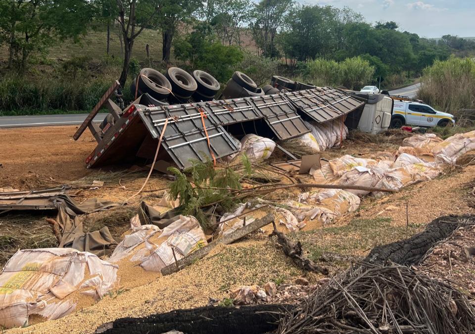 Motorista morre em tombamento de caminhão com soja na MG-188