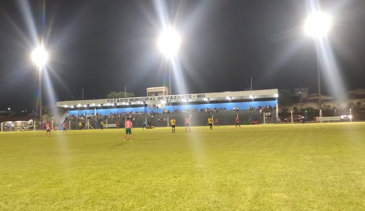 Nova Esperança bate Amoreira por 2 a 1 em noite de inauguração de refletores em Vazante