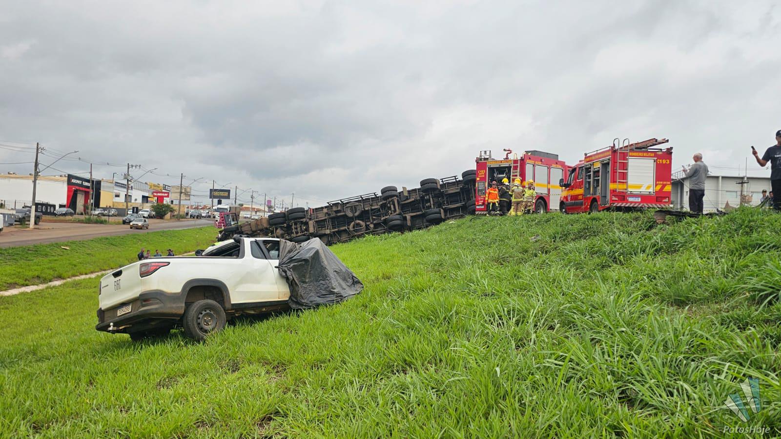 Colisão entre picape e carreta deixa motorista morto na BR 365